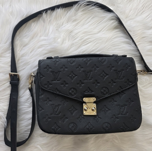Black Louis Vuitton Women's Bag - Picture 1 of 10
